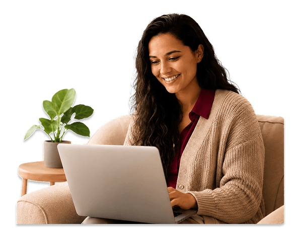 Mulher sorrindo enquanto usa o laptop