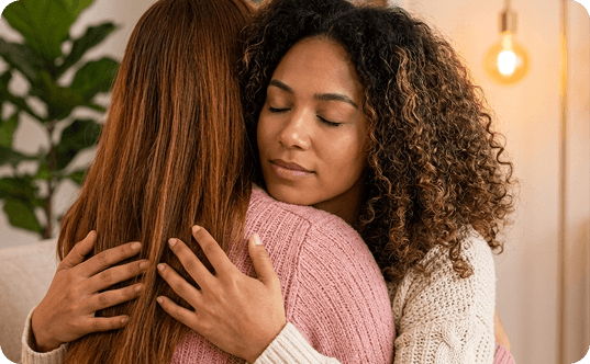 Duas mulheres se abraçando